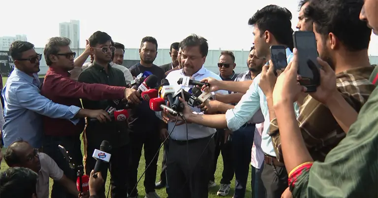 সাংবাদিকদের সঙ্গে কথা বলেছেন ফারুক আহমেদ